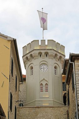 Herceg Novi, Karadağ - 17 Nisan 2011: Ortaçağ Saat Kulesinin tepesinde Şehir Bayrağı.