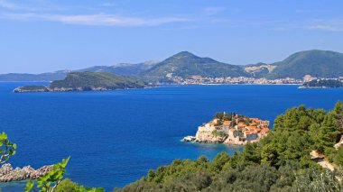 Sveti Stefan, Karadağ - 18 Nisan 2011: Saint Nikola Adası ve Sveti Stefan Islet Tatil Köyü Adriyatik Deniz Kıyısı Sunny Spring Day Panorama.