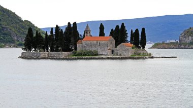 Perast, Karadağ - 17 Nisan 2011: Kotor Körfezi Bahar Günü Seyahat Koyu 'ndaki Aziz George Adası Manastırı.