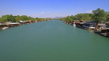 Ada Bojana, Karadağ - 18 Nisan 2011: Güney Karadağ 'da Güneşli Bahar Gününde Yüzen Ev ve Kulübeleri Olan Bojana Nehri Panoraması.