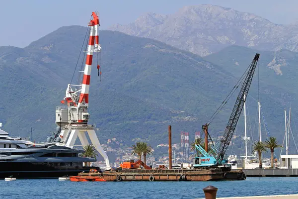 Tivat, Karadağ - 21 Nisan 2011: Porto Karadağ 'ın Liman Koyu Bahar Gününde Kazıcı ve Turna.