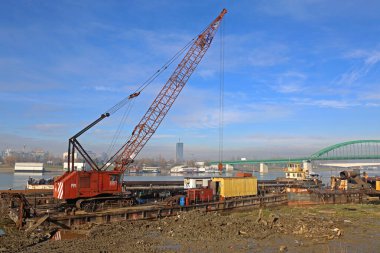 Belgrad, Sırbistan - 19 Aralık 2014: Craler Crane Eski Mavnada Nehir Çamuru İnşaat Alanında İstiflendi.