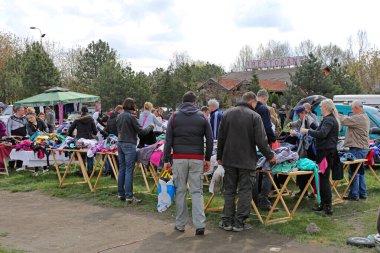 Pancevo, Sırbistan - 19 Nisan 2015: İkinci El Giysilerdeki Birçok İnsan Bahar Gününde Bit Pazarında Giysi Dükkanlarında Satılıyor.