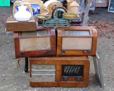 Pancevo, Sırbistan - 19 Nisan 2015: Klasik Radyo Alıcısı Bit Pazarında İkinci El Lamba Satışı yaptı.