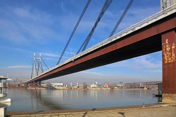 Belgrad, Sırbistan - 19 Aralık 2014: Başkent Kış Gününde Sava Nehri üzerindeki Yeni Askı Demiryolu Köprüsü.