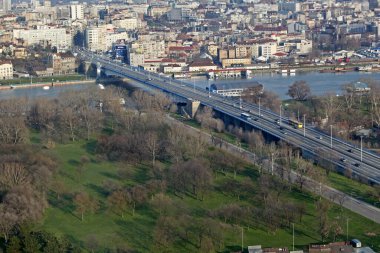 Belgrad, Sırbistan - 23 Mart 2013: Başkent İlkbahar Öğleden Sonra Sava Nehri üzerindeki Branko Köprüsü Hava Görüntüsü.