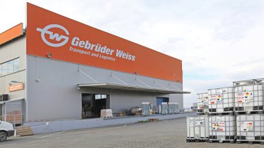 Dobanovci, Sırbistan - 29 Mart 2013: Dağıtım Deposunda Ramp Rıhtımı Yükleme Gebruder Weiss Taşımacılık Lojistik Şirketi.