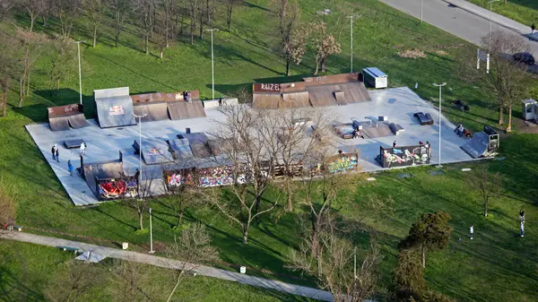 Belgrad, Sırbistan - 23 Mart 2013: Başkentin Usce kentindeki Kaykay Parkı 'nın Havadan Görünümü.