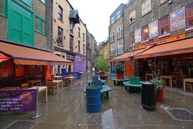 Londra, Birleşik Krallık - 28 Ocak 2013: Neals Yard Gizli Bahçe Sokağı Capital City Islak Kış Gününde Covent Garden yakınlarında.