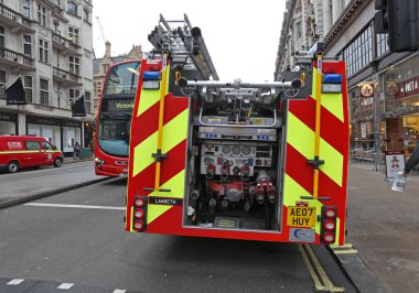 Londra, Birleşik Krallık - 28 Ocak 2013: İtfaiyeciler Acil Durum Ekipmanları Başkent Kış Günü Piccadilly Caddesi 'nde.