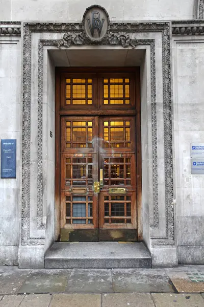 Londra, Birleşik Krallık - 28 Ocak 2013: İskoçya Kraliyet Ofis Binası ve Natwest Özel Bankasına Giriş.