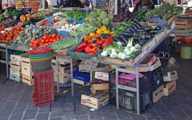 Nice, Fransa - 21 Ocak 2012: Taze Organik Sebzeler Çiftçi Market Stall Winter Produce 'da.