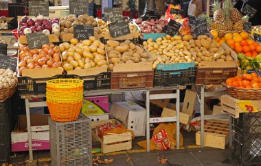 Nice, Fransa - 21 Ocak 2012: Farmers Market Stall Winter Season 'da Patates ve Soğan.