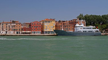 Venedik, İtalya - 10 Temmuz 2011: Super Yacht Axantha II Rıhtım Rıhtımı Sunny Yaz Günü.