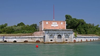 Venedik, İtalya - 10 Temmuz 2011: Fort Sant Andrea Adası Venedik Gölünde Güneşli Yaz Günü.