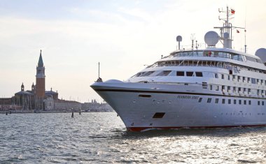 Venedik, İtalya - 08 Temmuz 2011: Şehir merkezindeki Giudecca Kanalı 'nda Deniz Ruhu Lüks Gemi.