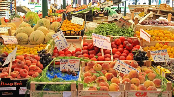 Venedik, İtalya - 09 Temmuz 2011: Sıcak Yaz Gününde Eski Kasabadaki Çiftçi Pazarı 'nda Taze Sebze ve Meyveler.