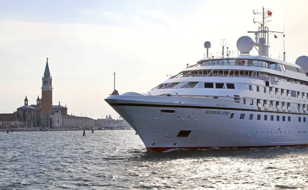 Venedik, İtalya - 08 Temmuz 2011: Şehir merkezindeki Giudecca Kanalı 'nda Deniz Ruhu Lüks Gemi.
