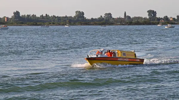 Venedik, İtalya - 10 Temmuz 2011: Venedik Gölünde Acil Devriye Teknesi Su Ambülansı.