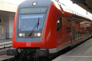 Hanover, Almanya - 06 Mayıs 2011: Bielefeld Hbf 'den Merkez İstasyonu Yolcuları İçin Kırmızı DB Treni.