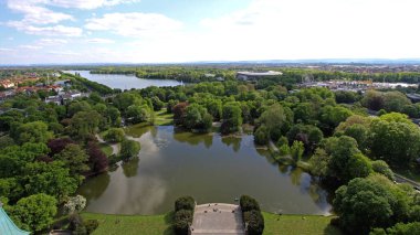 Hanover, Almanya - 3 Mayıs 2011: İlkbahar Günü Kentteki Yeşil Doğa Oasis Masch Parkı Havadan Görünümü.