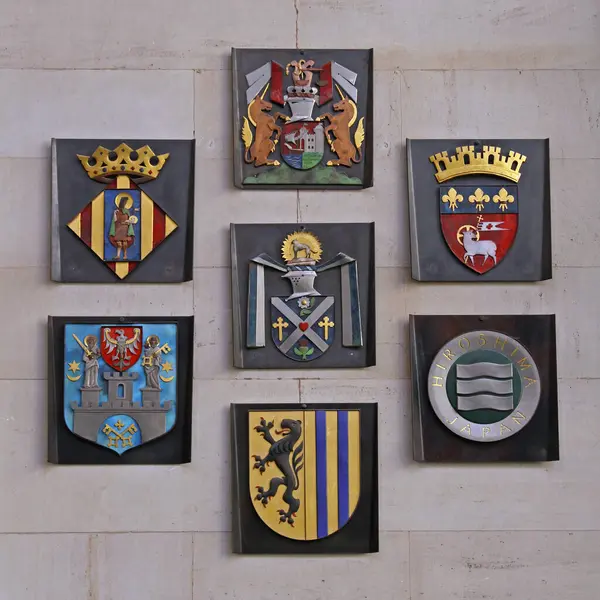 Hanover, Almanya - 3 Mayıs 2011: Rathaus Belediye Binası 'ndaki Arms Twin Cities Belediyeleri Arması.