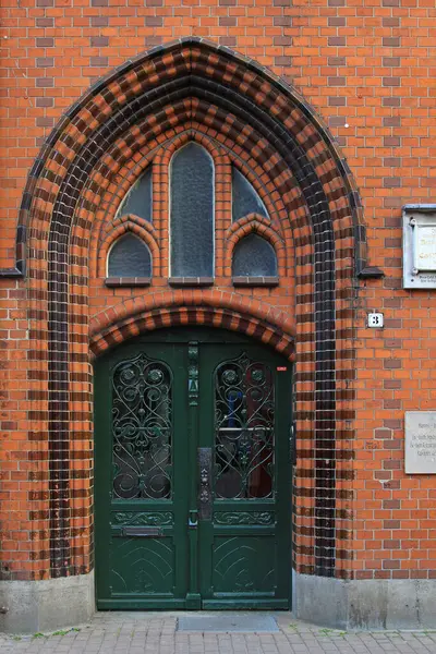 Hanover, Almanya - 03 Mayıs 2011: Eski Kent 'teki Hanns Lilje Meydanı' nda Evanjelik Lüterci Dini Örgüte Giriş.