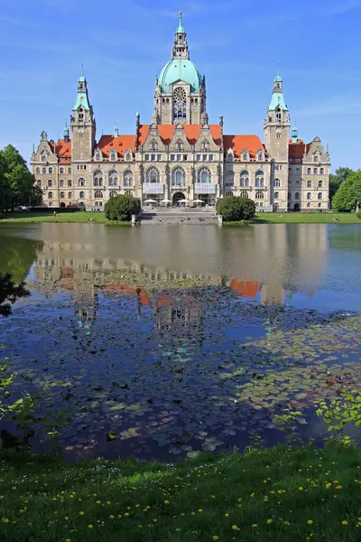 Hanover, Almanya - 05 Mayıs 2011: New City Hall Rathaus Hükümet Binası İlkbahar Gününde Yansımayla Göl Üzerine Bakış.