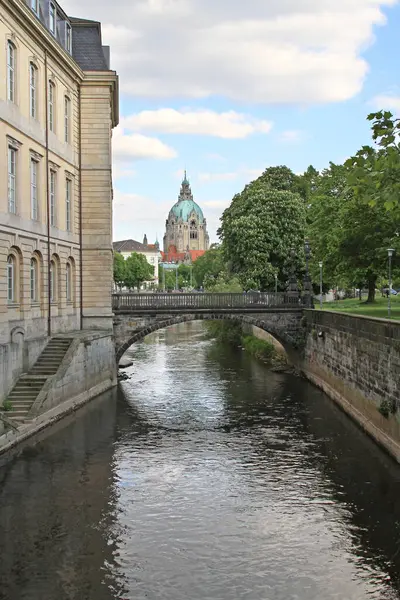 Hanover, Almanya - 3 Mayıs 2011: Leine Nehri üzerindeki taş kemer köprüsü ve Bahar Günü Eski Şehir 'de Leineschloss.