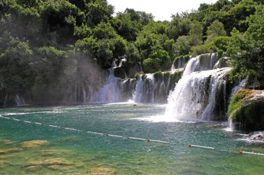 Skradin, Hırvatistan - 15 Haziran 2010: Krka Nehri Ulusal Parkı Doğa Parkı 'nda Şelale Şelaleleri Skadarski Buk.