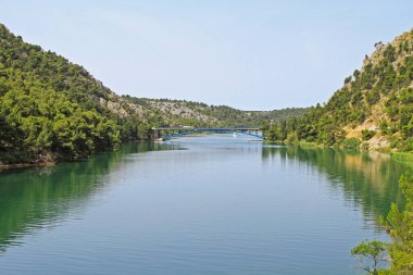 Skradin, Hırvatistan - 15 Haziran 2010: Krka Nehri üzerindeki karayolu köprüsü Natioanal Park Yaz Günü Seyahati.
