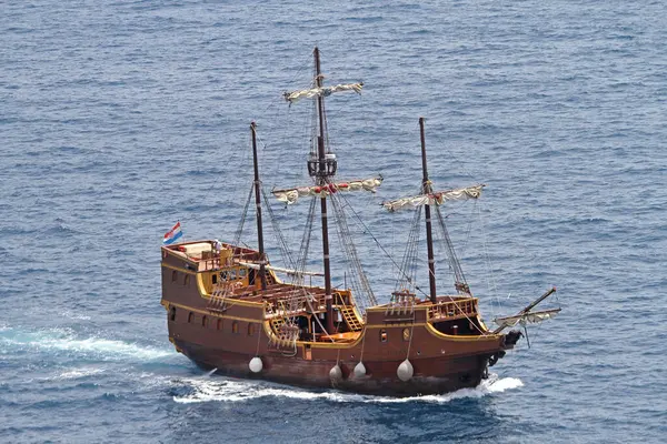 Dubrovnik, Hırvatistan - 13 Haziran 2010: Tahta Ortaçağ Korsan Gemisi Tirena Replica Seyir Aracı Adriyatik Denizi.
