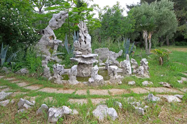 Cres, Hırvatistan - 16 Mayıs 2010: Lungo Mare Svetog Caddesi Bahar Günü 'nde Arti Bar Bahçesinde Sanat Kurulumu Taşları ve Su Çeşmesi.