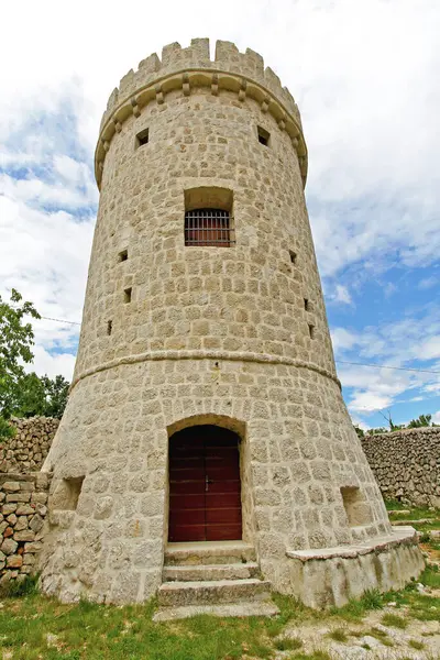 Cres, Hırvatistan - 17 Mayıs 2010: Merlin Caddesi 'ndeki Ortaçağ Taş Kalesi İlkbahar Günü.