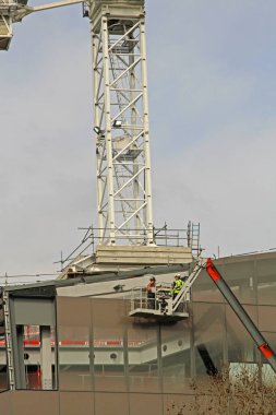 Londra, Birleşik Krallık - 09 Nisan 2010: Şehir Merkezi Havacılık Çalışma Platformu İnşaat Alanı 'nda İki İşçi.