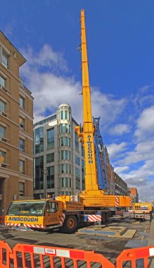Londra, Birleşik Krallık - 2 Nisan 2010: Mobil Crane İnşaat İşleri Şehir Merkezi Kapalı Sokak 'ta.