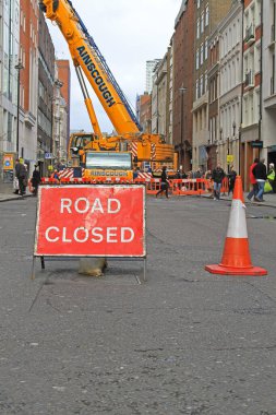 Londra, Birleşik Krallık - 02 Nisan 2010: Yol Kapalı Uyarı İşareti Mobil Crane İnşaat İşletmeleri Şehir Merkezi 'nde.