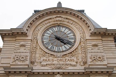 Paris, Fransa - 06 Ocak 2010: Başkent Merkezindeki Gare d Orsay Müzesinde Büyük Cam Saat.