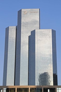 Paris, Fransa - 05 Ocak 2010: Capital City 'deki La Defense' da Büyük Cam Gökdelen Kurumsal Ofis Binası Toplam Şirketi.