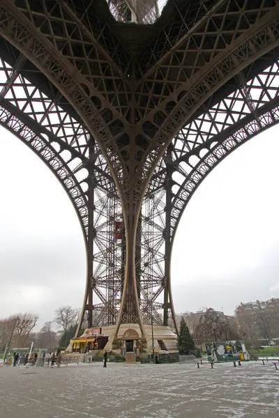 Paris, Fransa - 06 Ocak 2010: Ünlü Restoran Le Jules Verne Girişi Başkent Merkezindeki Eyfel Kulesi 'ndeki Özel Asansör.