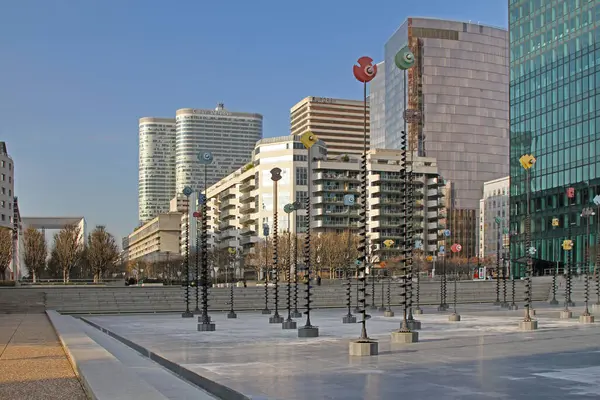 Paris, Fransa - 05 Ocak 2010: Merkezi Kordon 'da Modern Sanat Kurulumu Başkentteki La Defansta.