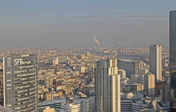 Paris, Fransa - 05 Ocak 2010: Gökdelenlerin Havadan Görünümü Uzun Ofis Binaları Şirket Ofisi Sfr Başkent 'te La Defense' da Güneşli Kış Günü.