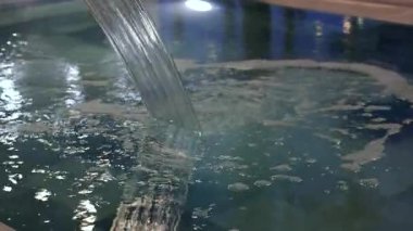Şelale Yüksek Suyu Modern Spa Havuzunda Akıyor Yakınlaştır