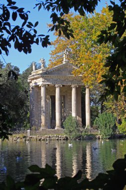 Roma, İtalya - 27 Ekim 2009: Aesculapius Tapınağı Başkent 'teki Villa Borghese Green Gardens Parkı' nda Sonbahar Günü.