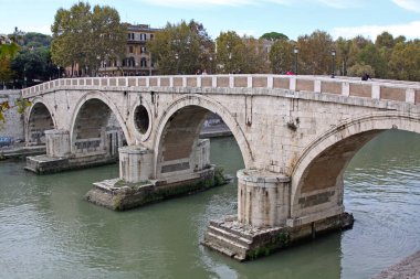 Roma, İtalya - 25 Ekim 2009: Old Stone Arch Bridge Garibaldi Capital City 'deki Tiber Nehri üzerinde Sonbahar Günü.