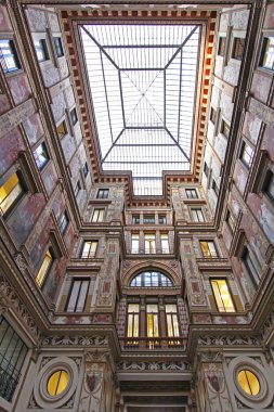 Roma, İtalya - 27 Ekim 2009: Başkent Merkezi 'ndeki Galleria Sciarra' nın Çatı Penceresi ve Renkli Cephesi.