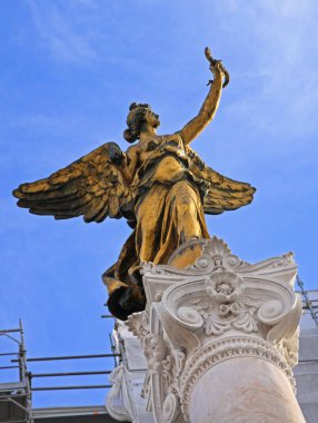 Roma, İtalya - 25 Ekim 2009: Başkentteki Sütun 'da Yılan Altın Heykeli Tutulan Kanatlı Kadın Heykeli.