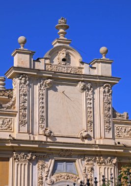 Roma, İtalya - 27 Ekim 2009: Borghese Park 'ta Güneş Saati Tarihi İnşaat Duvarı Güneşli Sonbahar Günü.
