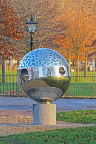 Londra, Birleşik Krallık - 25 Aralık 2009: Yazar David Harber tarafından Freeman Ailesi tarafından hediye edilen Hyde Park 'taki Cumberland Kapısı' nın yanındaki Top Şeklinde İçme Su Çeşmesi.