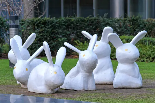 Londra, Birleşik Krallık - 3 Ocak 2010: Kamu Sanat Kurulumu Beyaz Tavşanlar Yeşil Çim Açık Hava Sanat Çalışmaları Spitalfields Pazar günü Kış Günü.